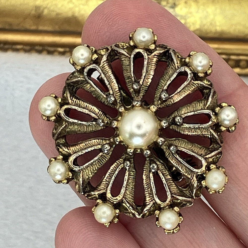Vtg Gold Tone Flower Brooch Faux Pearl Floral Pin Mid Century Statement‎ Estate